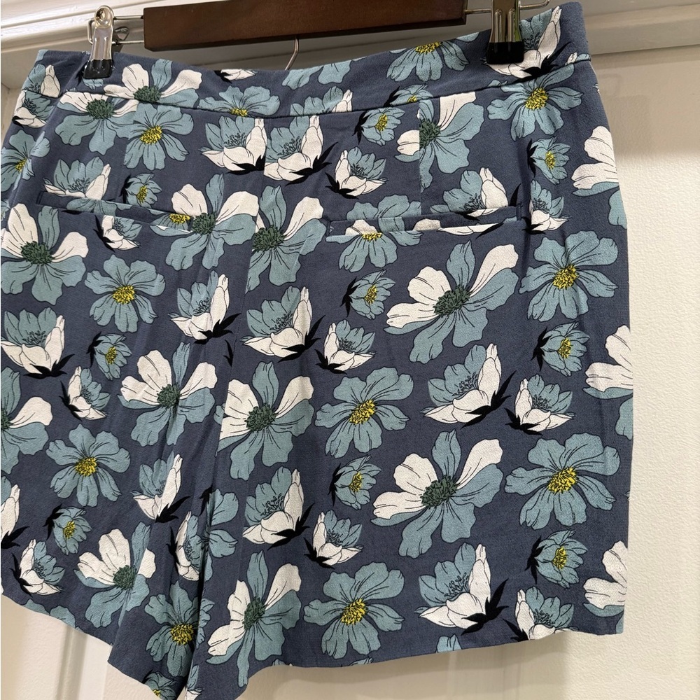 LOFT  Blue Floral Pleated Soft Shorts Size 6 - Picture 8 of 15